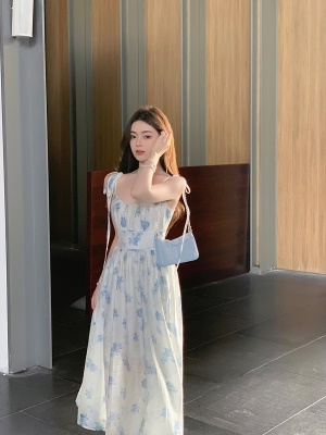 ByYou 2025新款气质蓝色碎花天丝吊带连衣裙收腰显瘦长款仙女裙子