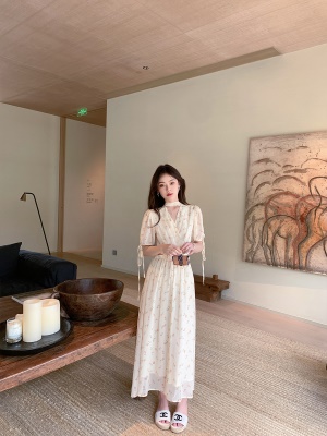 ByYou夏季鹅黄色泡泡袖V领碎花连衣裙女设计感飘带露腰中长款裙子