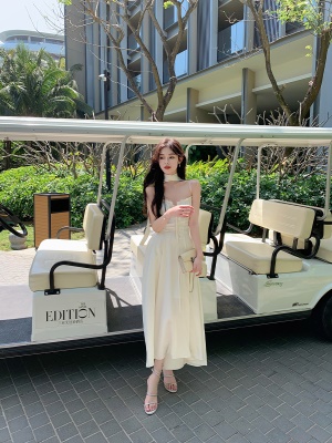 ByYou2025新款法式杏白色珠光醋酸缎面吊带连衣裙气质显瘦A字长裙