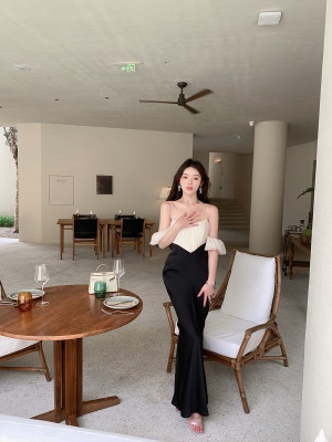 ByYou 夏季高冷御姐风拼色吊带连衣裙女高腰显瘦拼接缎面中长裙子