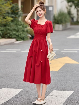 法式钉珠方领连衣裙女2025夏季新款气质收腰氛围感巨好看红色裙子