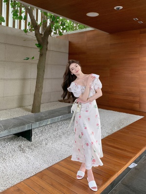 ByYou夏季新款荷叶边缎面V领白色碎花连衣裙长款显瘦包臀印花裙子