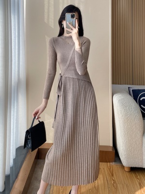 秋冬季新款配大衣内搭针织连衣裙收腰显瘦中长款冬天打底毛衣裙女