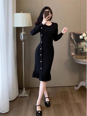 黑色鱼尾针织连衣裙女秋冬季气质显瘦配大衣内搭打底中长款毛衣裙