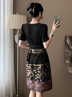 高端黑色新中式V领连衣裙女夏季国风2025新款气质刺绣改良马面裙