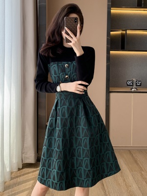 小香风毛衣连衣裙女装秋冬新款气质高级感名媛修身晚礼服中长裙子