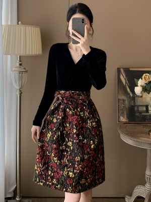 秋季新款假两件丝绒V领蓬蓬连衣裙高级感显瘦高端气质宴会晚礼服