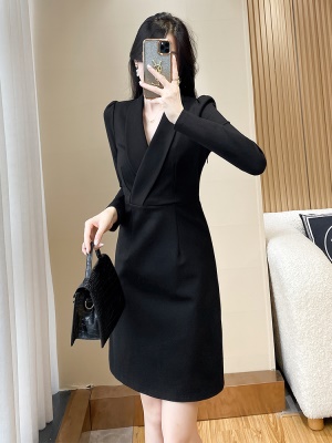 黑色西装裙2025年春季新款女气质显瘦高级感V领职业连衣裙小个子