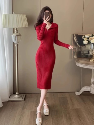 红色新年V领针织毛衣连衣裙女秋冬修身显瘦内搭打底配大衣的裙子