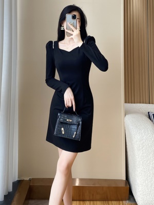 赫本风气质高级感小黑裙2025春季新款女小个子时尚职业包臀连衣裙