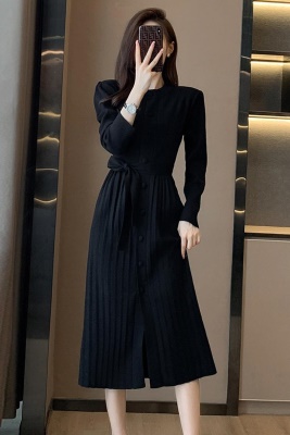 秋冬季新款2025黑色针织连衣裙慵懒风气质打底毛衣裙内搭配大衣的