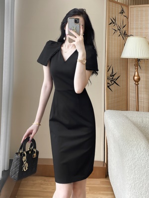 气质干练女神范V领小黑裙子女夏显瘦OL包臀裙高端黑色职业连衣裙