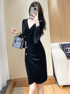 法式黑色金丝绒连衣裙女秋冬新款礼服裙高端轻奢小众赫本风小黑裙