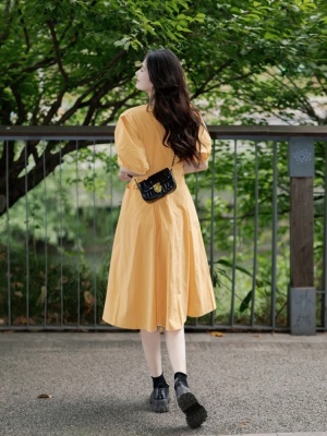 女装夏季多巴胺裙子减龄显瘦长裙法式黄色V领收腰a字连衣裙高级感