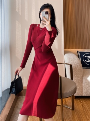 冬季针织红色连衣裙秋冬女过年新年气质打底毛衣裙子配大衣中长款