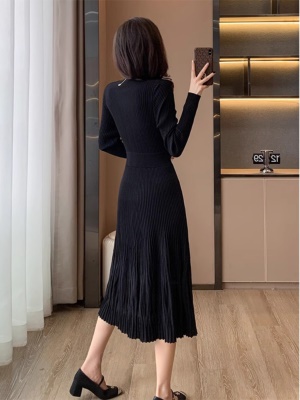 法式黑色针织连衣裙女秋冬季收腰显瘦气质修身赫本风打底毛衣裙子