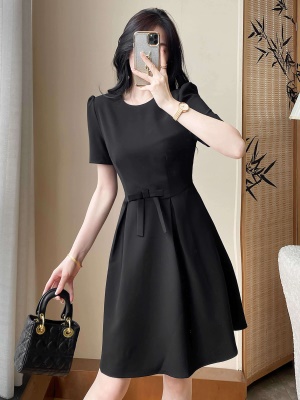 法式赫本风黑色连衣裙女夏季2025新款高级感气质显瘦蝴蝶结小黑裙