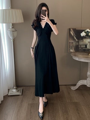 法式V领黑色连衣裙女2025夏季新款褶皱插袋收腰显瘦高级感晚礼服