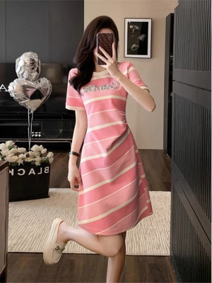 粉色法式连衣裙2025新款收腰洋气质显瘦条纹时尚休闲t恤裙子女夏