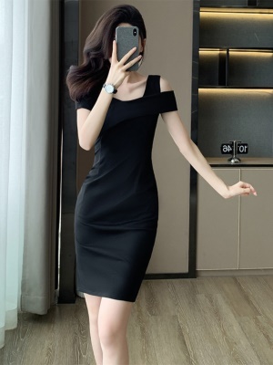 赫本风黑色包臀连衣裙女2025夏季小个子高端显瘦露肩吊带小黑裙子
