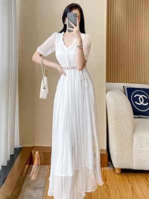 2025夏季新款女士白色V领雪纺连衣裙气质收腰显瘦法式高级感长裙