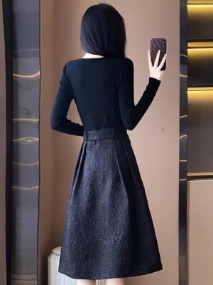 赫本风连衣裙女士秋冬季2025新款气质名媛高端显瘦修身打底小黑裙