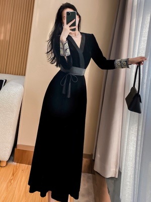 金丝绒黑色连衣裙女高级感秋冬天新款收腰显瘦气质修身礼服长裙子