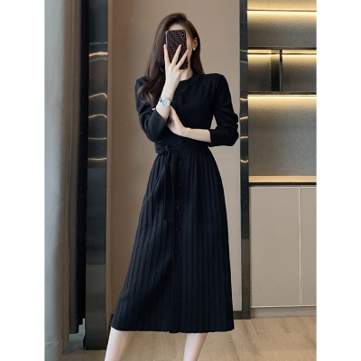 秋冬季新款2025黑色针织连衣裙慵懒风气质打底毛衣裙内搭配大衣的