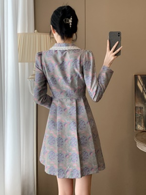 2025早春季新款时尚气质高级感修身连衣裙显高显瘦娃娃领减龄裙子