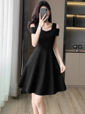 赫本风黑色修身显瘦连衣裙2025夏季小个子高级感露肩吊带小黑裙子