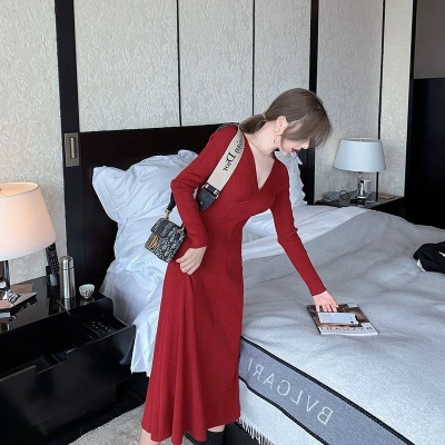 配大衣内搭毛衣裙子过膝收腰显瘦V领打底针织连衣裙女秋冬中长款