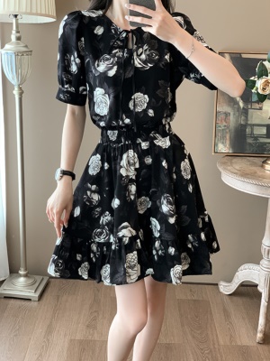 夏季新款法式复古气质碎花连衣裙女夏高级感收腰显瘦荷叶边小黑裙