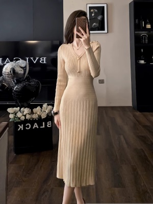 针织V领包臀连衣裙女秋冬季新款显瘦修身气质高级感打底毛衣内搭