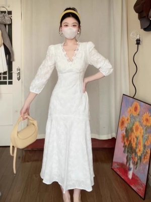 法式高级感绝美刺绣蕾丝连衣裙白色v领鱼尾长裙子女春夏2025新款