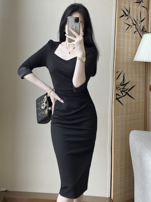 黑色职业中袖包臀连衣裙早秋新款女装高级感赫本风修身显瘦小黑裙