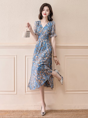 V领碎花连衣裙夏天新款气质名媛法式收腰显瘦轻熟风雪纺裙子夏季