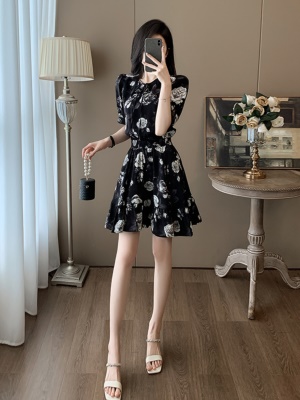 夏季新款法式复古气质碎花连衣裙女夏高级感收腰显瘦荷叶边小黑裙