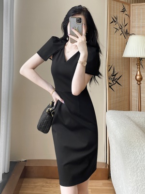 气质干练女神范V领小黑裙子女夏显瘦OL包臀裙高端黑色职业连衣裙