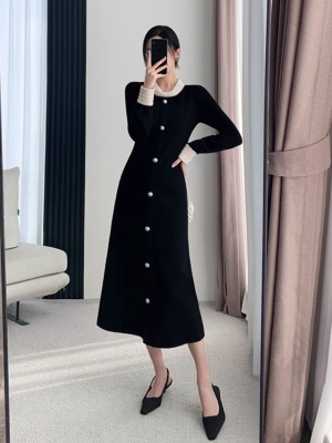秋冬季配大衣的内搭毛衣裙女气质高级感黑色打底针织连衣裙中长款