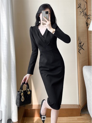 时尚职业气质女神范包臀裙女通勤秋季黑色连衣裙赫本小黑裙高级感
