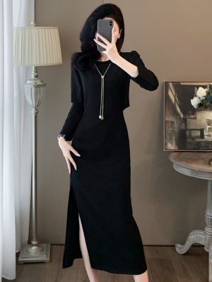 2025早秋新款法式赫本风小黑裙优雅高级感露腰修身包臀黑色连衣裙