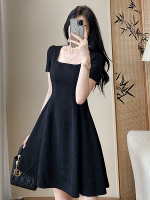 2025新款法式气质方领黑色连衣裙子女装夏季显瘦小个子蓬蓬小黑裙