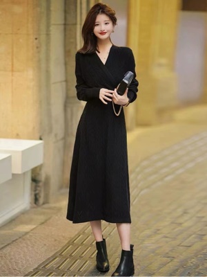 2025新款黑色针织V领连衣裙女秋冬季配大衣的内搭中长打底毛衣裙