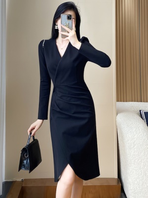 黑色连衣裙秋季新款女礼服裙轻奢小众高端修身显瘦赫本风小黑裙子