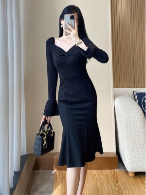 秋冬黑色包臀鱼尾连衣裙女高级感气质修身显瘦轻奢礼服裙高端小众