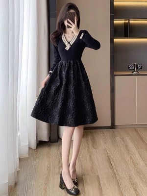 长袖连衣裙秋季春装女士2025新款法式高级感赫本风高端小黑色裙子