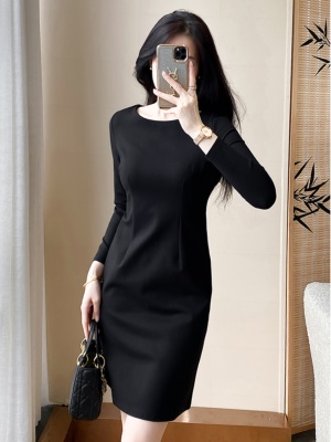 高级感黑色修身显瘦连衣裙2025新款早秋女装气质包臀小黑裙赫本风