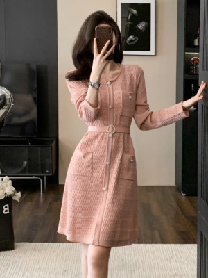 粉色小香风连衣裙女秋冬季高级感气质修身显瘦配大衣的毛衣打底裙