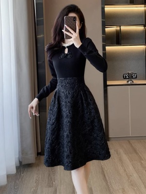 秋冬季2025新款女黑色旗袍领连衣裙高级感修身显瘦法式赫本小黑裙