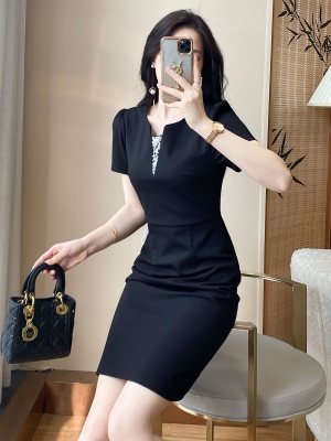黑色修身显瘦职业通勤V领连衣裙2025夏新款气质女神范收腰包臀裙
